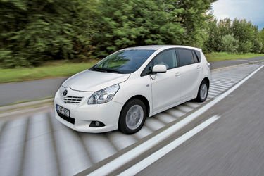 Ha stílusos autót vásárolunk, érthető, ha meg akarjuk örökíteni. Egy jól  sikerült  autófotó beválhat képeslapnak, de közösségi oldalon is lehet  menőzni vele az ismerősöknek. Vajon mitől lesz igazán jó egy ilyen kép?