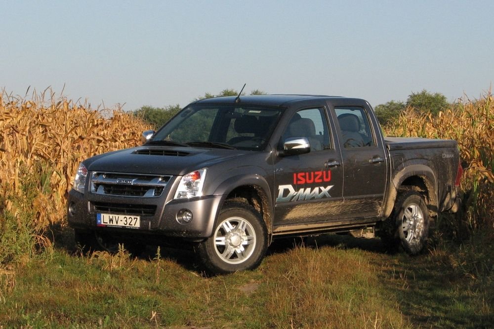 Íme a D-Max valódi elemében, a téeszúton. Jól mutat a földeken