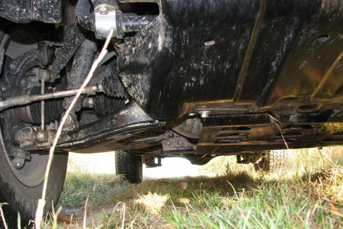 Klasszikus értékek a sárban 10 | Vezess Szépen kivasalták alulról, nemigen akad bele semmi semmibe a terepen