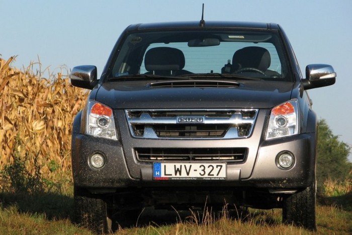 Klasszikus értékek a sárban 9 | Vezess A műanyagpofa modern, de a műszaki tartalom ugyancsak hagyományos