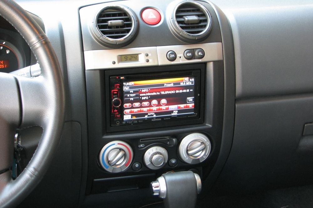 Nem gyári a hifi-navi egység, az importőr a Kenwood két DIN-es egységét építi be