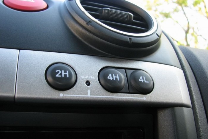 Klasszikus értékek a sárban 14 | Vezess Egy gombnyomás, és máris dagaszthatjuk a sarat - hátul sperrdifi segít ebben