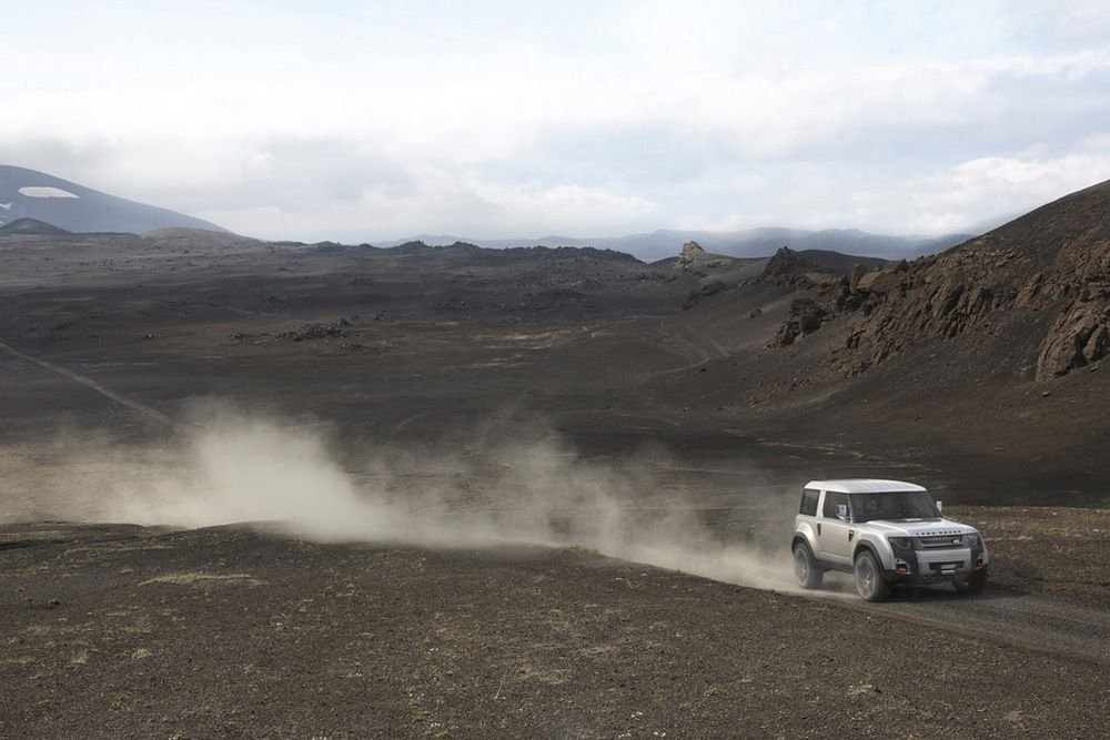 Képmágia: a kocsi egyelőre mozgásképtelen makett. A sárga viszont működik, igaz Range Rover Sport alapokon