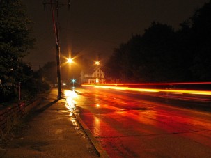 Életveszélyes szlalom a villanyoszlopok között