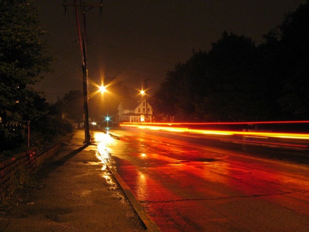 Életveszélyes szlalom a villanyoszlopok között