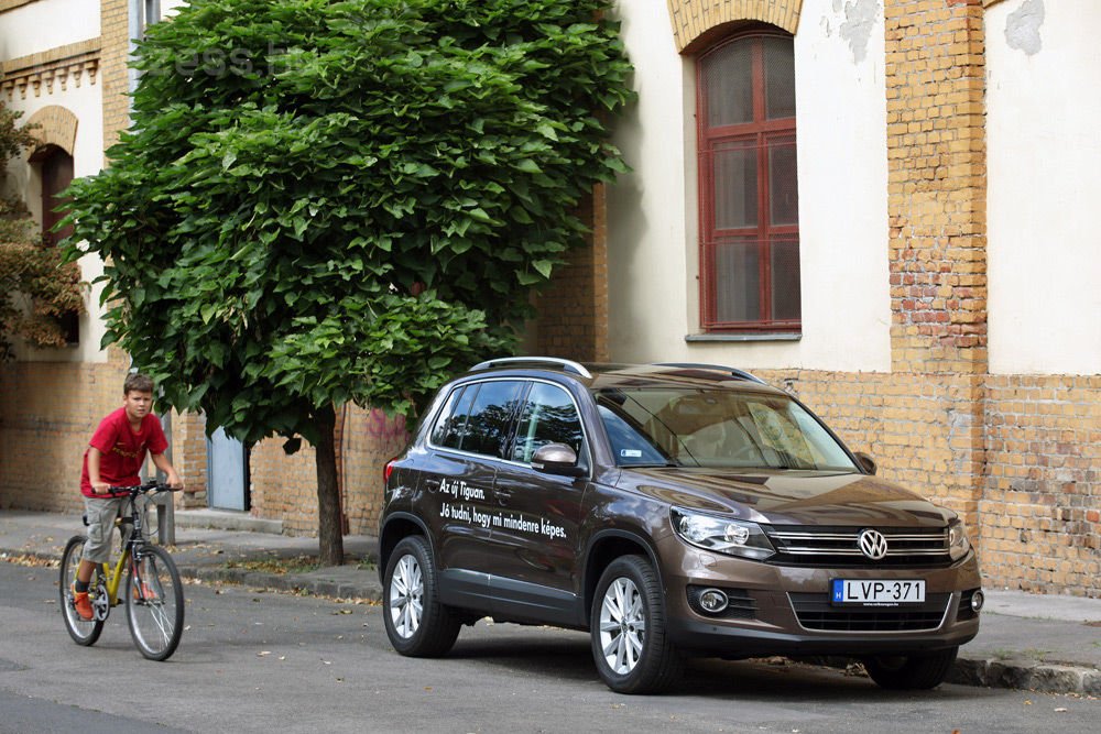 Átható biztonságérzetet áraszt a magas, masszív és 4x4-es autó