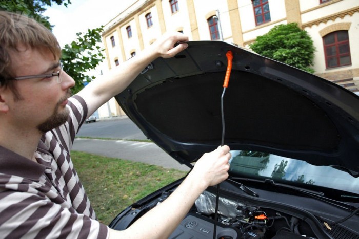 Egy dízel VW, amely mégsem drága 11 | Vezess Teleszkóp helyett hitvány fémrúd tartja a motorházfedelet