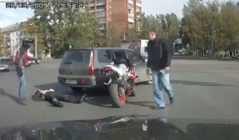 Utcai verekedés: autós és motoros