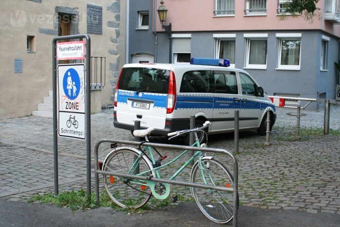 Megesik: a német autóknál jobb egy francia 12 Ott sincs kolbászból: legális parkolóhely híján a rendőrök a lehető legtilosabb helyen, a tűzoltók behajtási útján hagyták a Vitót, míg körbebüntették a pórnépet