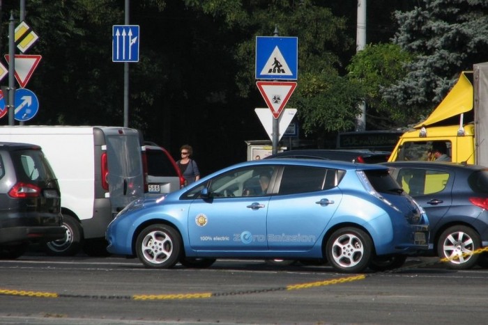 A Hősök terének forgatagában fel sem tűnik a teljesen autószerű jövőmobil