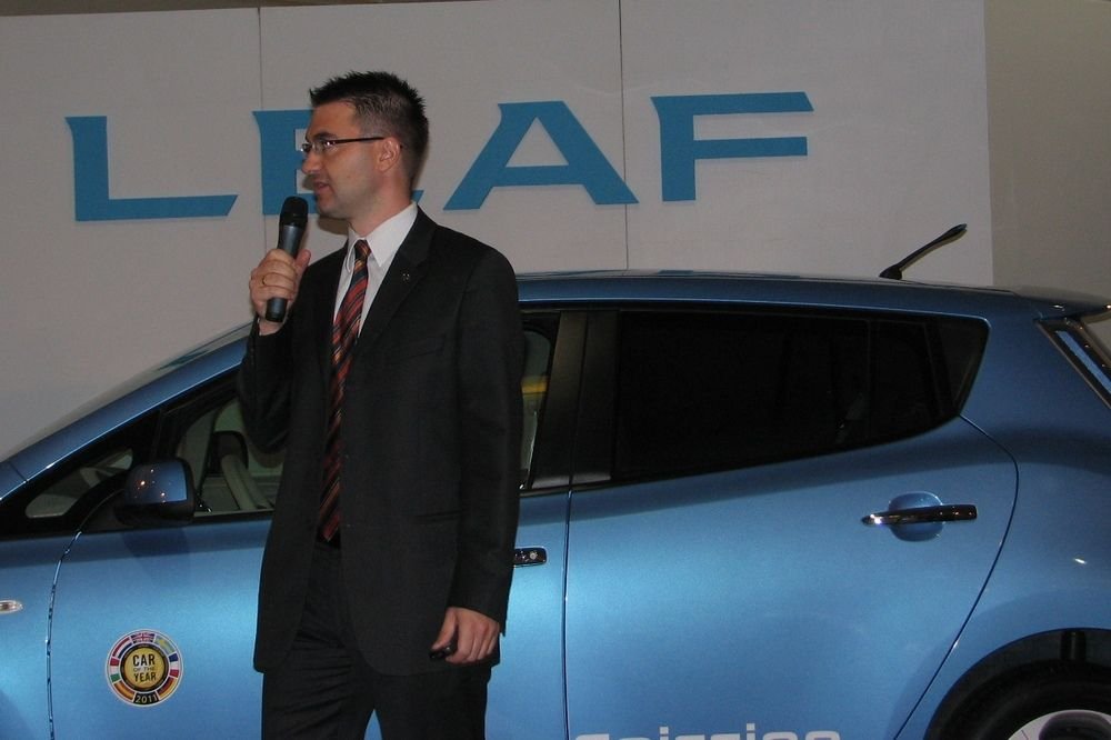 A Nissan PR-menedzsere és a Leaf a Közlekedési Múzeumban