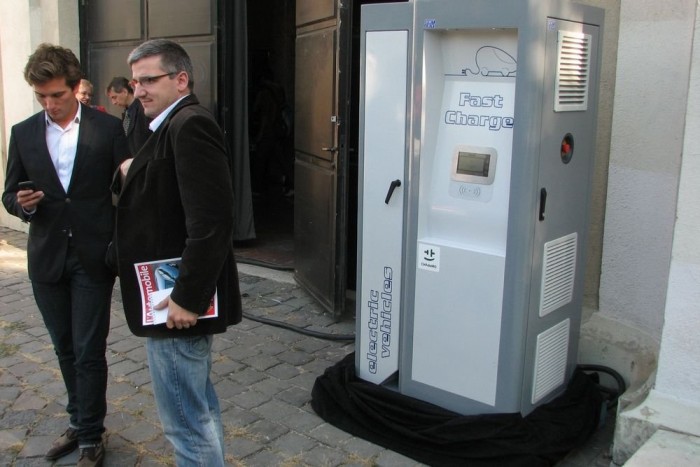 A gyorstöltő 400 volton, 125 amperrel dűti az áramot a Leafbe, olyan vastag kábel vezet bele, mint egy benzinkúti töltőcső