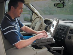 Laptopot használt és kávézott vezetés közben