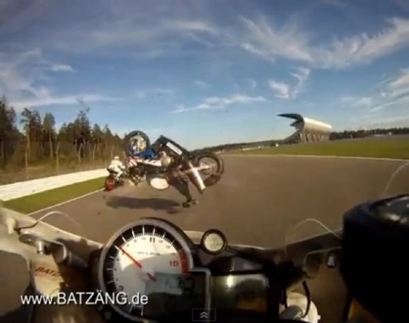 Pár centin múlt a motoros halála