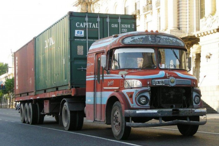 Leharcolt buszból teherhordó