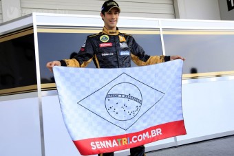 F1: Senna zászlót bontott