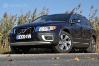 Nemrég frissített egy keveset a Volvo az XC70-es szabadidő-autóján. A jól bevált formához nem igazán nyúltak hozzá, leginkább a lemezek alatt történtek változások. A D5-ös motor tisztább, tíz lóerővel erősebb lett, és az XC70-es kapott egy rakás, más Volvo modellekből már ismerős biztonsági berendezést