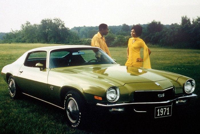 Magyarországon a V8-ra van igény 7 | Vezess 1966-ban készült az első Camaro, sokáig a Pontiac Firebirddel közös műszaki alapokra. Kisebb teljesítményű változatai pony carnak tekinthetők, az erősebbek izomautónak is jók. A képen egy 1971-es modell mögött szökik szárba a szerelem