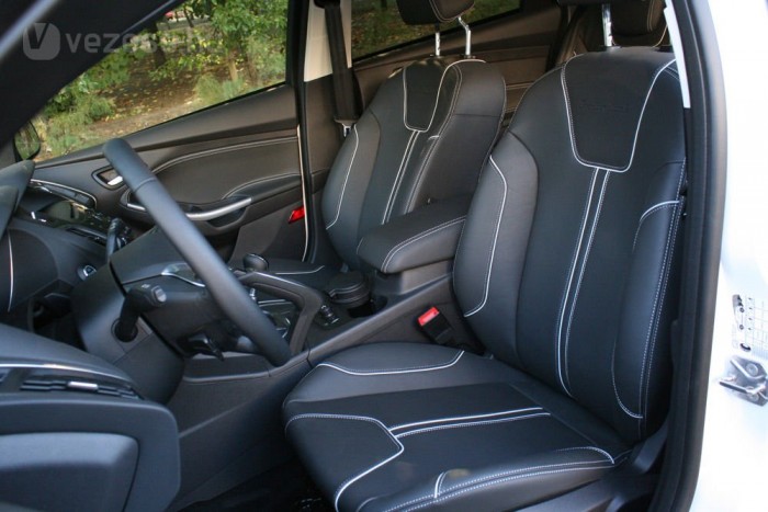 600 ezer Ft az Individual csomag felára, elegáns bőrrel és motoros ülésállítással a vezetőnek