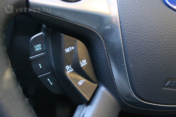 A tempomat mögötti gombokkal lehet szabályozni a követési távolságot, amit az autó magától fékezve és gyorsítva tart