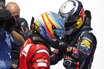 F1: Vettel elférne Alonso mellett