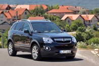 A harckocsizó gyakorlótértől a fővárosi dugóig próbáltuk megfejteni a csúcs Opel Antara titkát. Suttyók próbáltunk lenni, majd gondos családapák