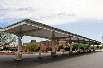 Tankolás a parkolóban