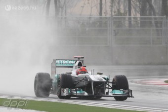 F1: Schumacher nyerte az esős edzést