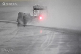 F1: Berágtak a versenybírók Rosbergre