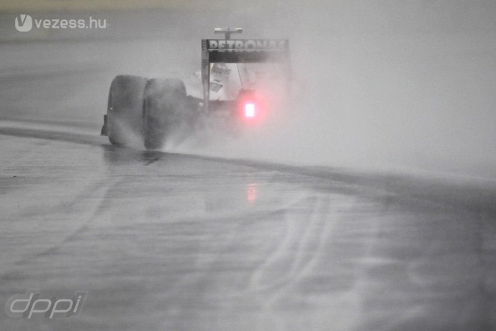 F1: Berágtak a versenybírók Rosbergre