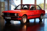 A BMW múzeumban áll ez a tiptop 316i, az első 3-as BMW (no persze nem ez az első, az 1975-ös évjáratnak még krómozott, nyeles tükre volt)