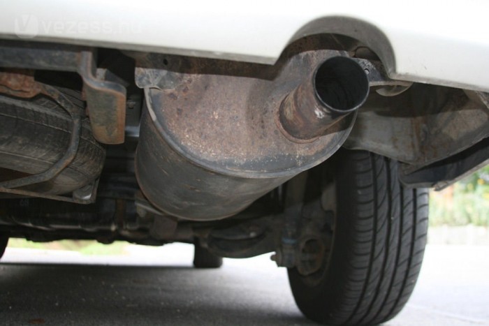 Hallani a hangján,hogy már nem sokáig tömít a rozsdás kipufogó