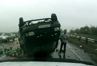 Így áll fejre egy dinnyeszállító