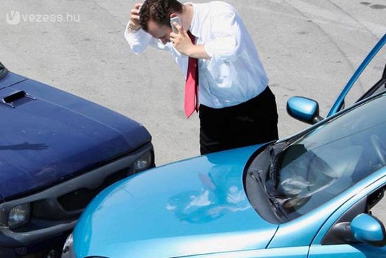 5-10 százalékos árcsökkentéssel szállhatnak be az ügyfelekért folyó versenybe a biztosítók, ám a tervbe vett 30 százalékos baleseti adó jövőre mégis megemeli a kötelező biztosítás díját. Az ügyfeleknek azonban érdemes az ár mellett mást is megnézni