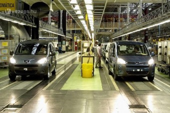 Visszafogja a gyártást a Renault és a PSA