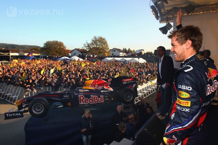 F1: 30 ezer emberrel ünnepelt Vettel 4