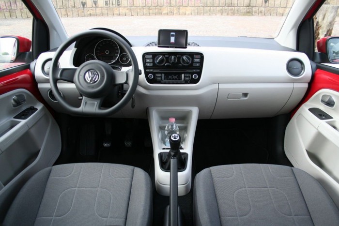 Elég olcsó nekünk a VW up!? 7 | Vezess Vaskos kemény műanyagok, puritán hangulat, ahogy egy olcsó kisautótól elvárjuk