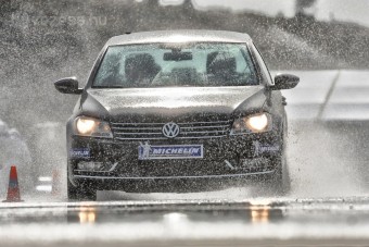 A száraz út veszélyesebb a nedvesnél?