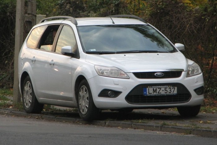 Traffizás járdán, megállni tilosban, forgalommal szemben 4 | Vezess Szolgálnak és védenek, nyílt, széles úton, ahol akár táblával is lehetne engedni a forgalommentes időben megszokott 60-70-et