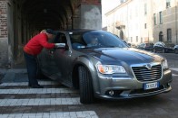 Kis zselé a séróra, trendi bőrjakó, napszemüveg - Olaszországban állítólag máris helyi vagy. A Chrysler híres világutazója, a Grand Voyager és a diszkósok bunkerautója, a 300 C mostantól olasz márkanév alatt, Lanciaként fut