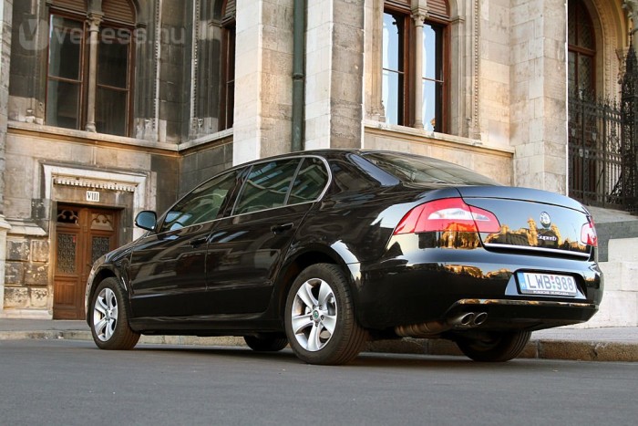 6,5 literes fogyasztással futott az első 20 ezer kilométeren az államtitkári Superb