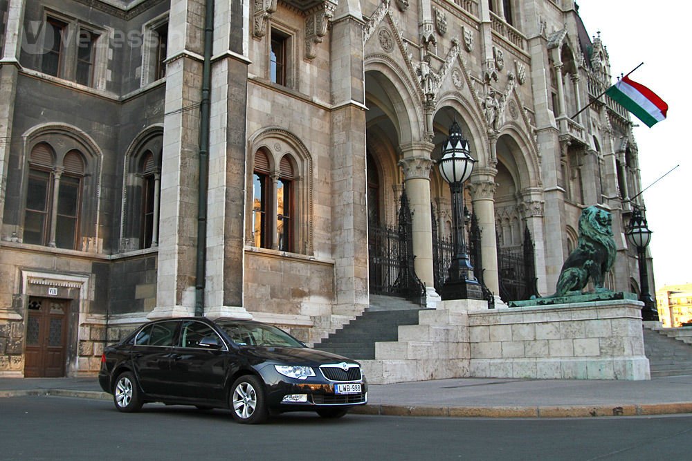 Régi vágyunk, hogy az állami járműtendereken a használati érték döntsön presztízsszempontok helyett. Megnéztük, milyen is az a Skoda Superb, amely Saabokat és Audikat vált ki