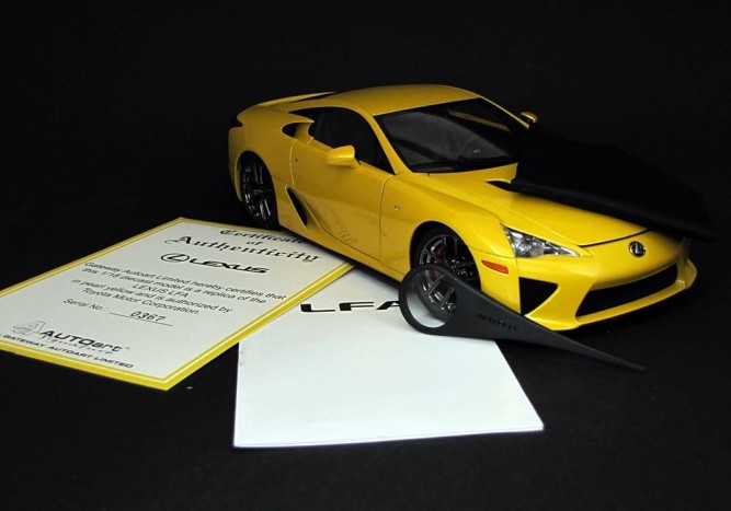 Certifikát, tájékoztató füzet, nagyító és törlőkendő jár a modellhez