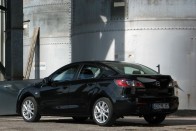 A Mazda 3 szedán a nálunk nagyon sikeres négyajtós Focus kézenfekvő alternatívája