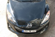 Az új orrspoilerre fel lehetne lépni, annyira előrenyújtja alsó ajkát a Mazda