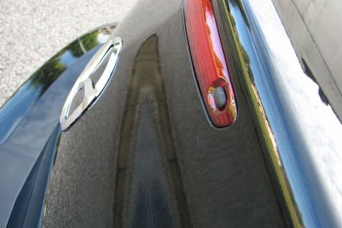 Egy kellemetlenség, amit nem sikerült kifészliftelni: a gomb megnyomására felpattan a csomagtér zárja, de a fedelet csak a koszos lemez tapogatásával lehet kinyitni