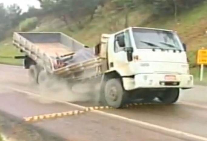 Élő adásban tört ketté a teherautó