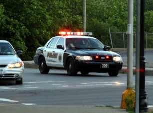 Bilincsben vitték el a gyorshajtó rendőrt