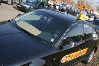 Ezer taxi vonul Budapesten