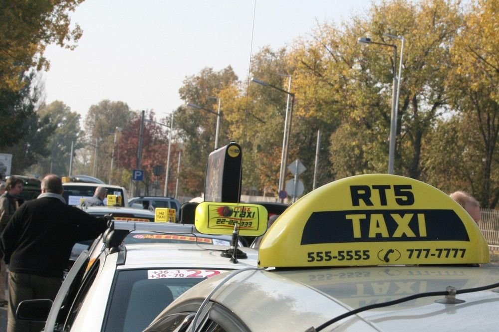 A tüntetést az Országos Taxis Szövetség és a Taxi Gépkocsivezetők Független Szakszervezete szervezi